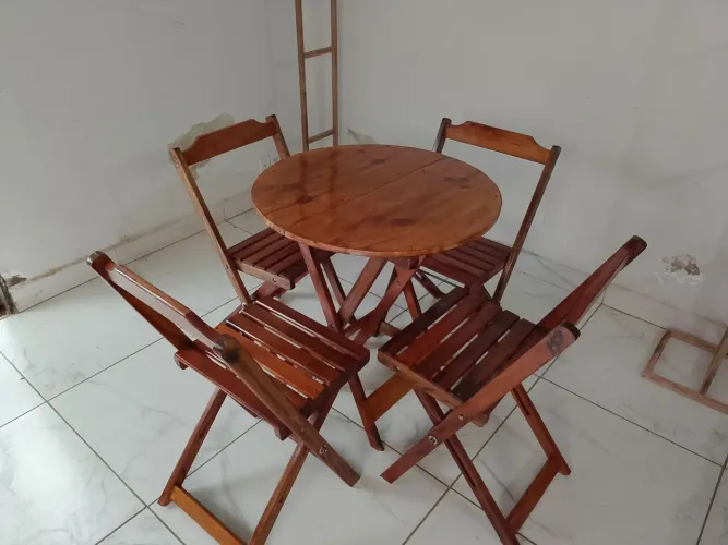 Conjunto de mesa e cadeiras dobráveis ?
