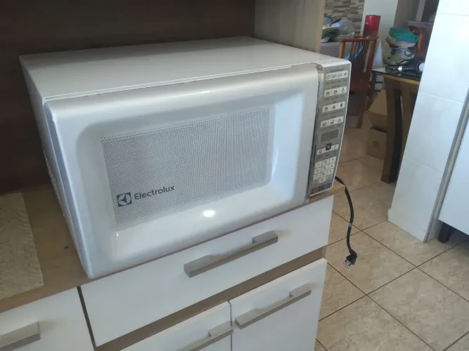 Micro-Ondas Electrolux - Branco (127V) "Função Tira Odor"
