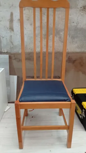 Cadeira em marfim encosto alto corino azul