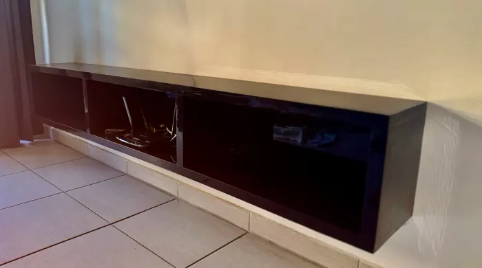 Rack suspenso em MDF preto brilho
