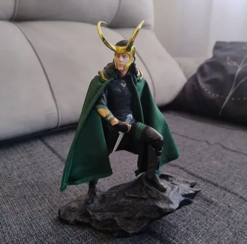 Vingadores Loki Ragnarok action figure