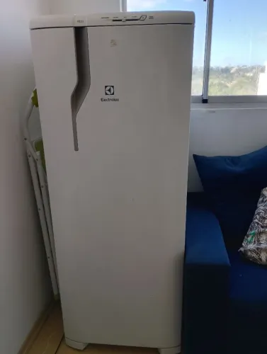 Geladeira Electrolux RE31 240 Litros, branca, Cycle Defrost, econômica e em ótimo estado.