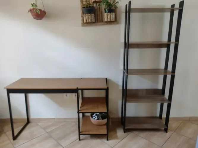 Estantes para livro e mesa para computador
