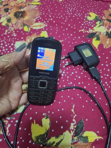 Vendo um celular positivo usado funcionando normal e vai o carregador