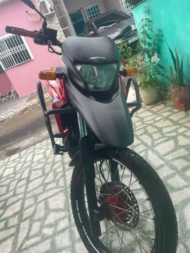 Moto boa toda revisada os pneus são novos.