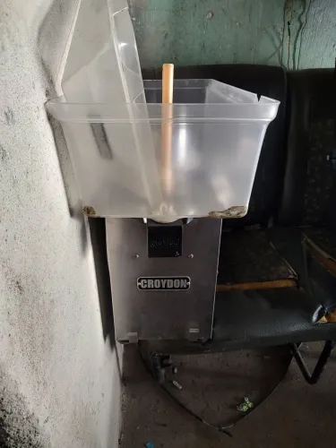 Vendo duas refresqueira da marca croydon gelando bem só as máquinas as cubas tem que troca
