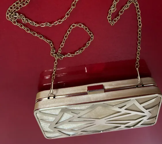 Bolsa clutch com acabamento em veludo