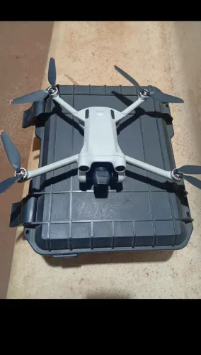 DRONE DJI MINI 3 PRÓ COM KIT FLY MORE, CAIXA E BOLSA TRASPORTE, 3 BATERIAS OTIMAS
