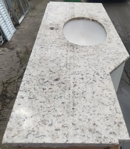 Armário de banheiro completo, com a pia enclusa