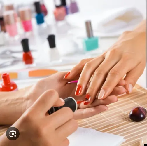 Precisa de manicure e pedicure