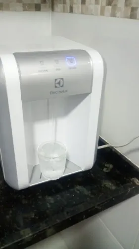 Bebedouro Eletrolux pequeno moderno