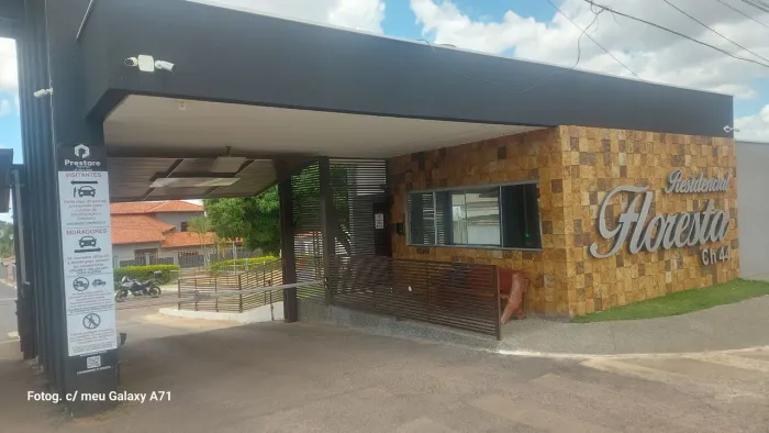 ALUGA-SE LINDA CASA
