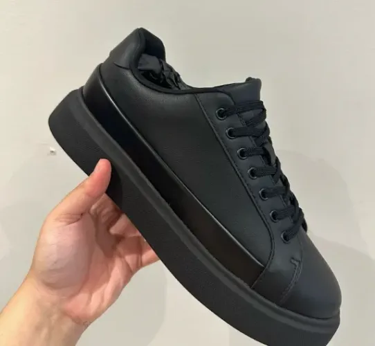 Tênis Zara original, modelo minimalista todo preto, super versátil e estiloso.