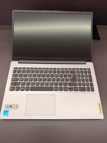 Lenovo IdeaPad 1i 15 - i3 12ª - 8GB - 256GB SSD - Seminovo