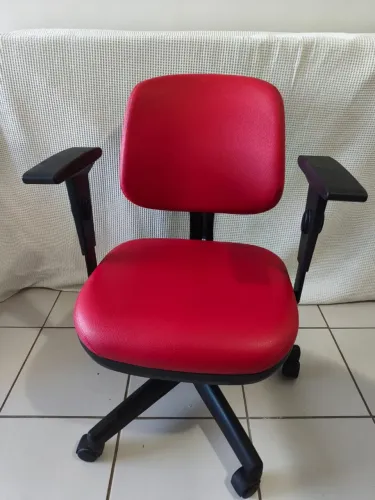Cadeira Giratória com Braços Vermelha