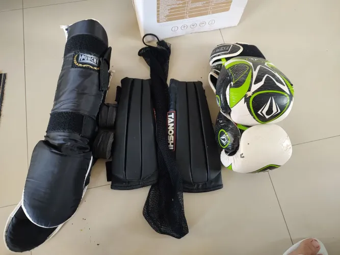 Luva de boxe,2 caneleiras e atadura.