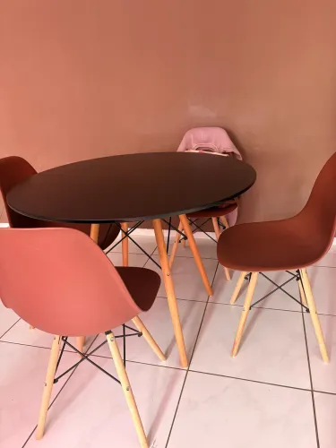 Mesa com tampão preto 1m e 4 cadeiras acento rosa 