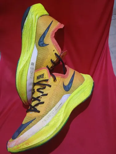 Tênis Nike Zoomx Vaporfly Next% 2 - Masculino, tamanho 43, estilizado na cor neon.
