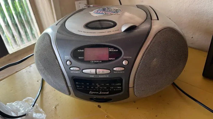 Rádio toca fitas, toca CD, e toca DVD, 