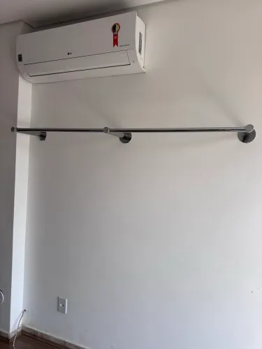 Arara de parede cromada, 1,50m, perfeito estado
