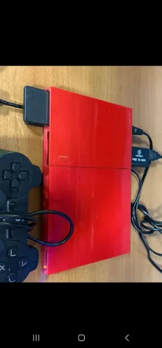 Um PlayStation 2 edição ilimitada na cor vermelha