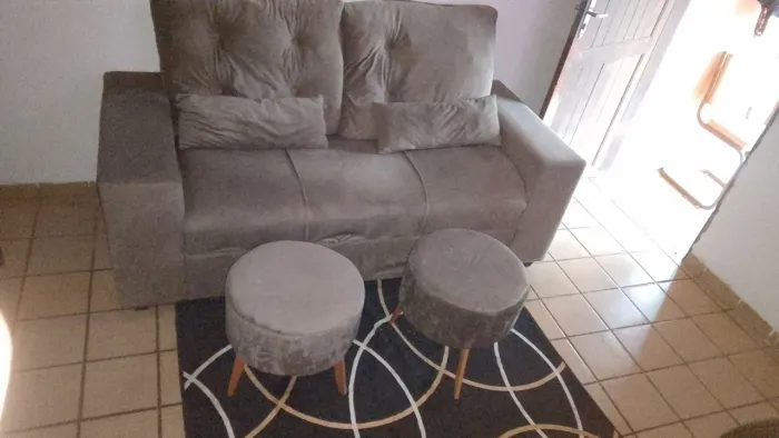 Sofá de três lugar e dois puff retrô R$350