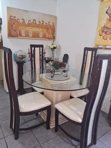 Sala de jantar Mogno maçissa excelente oportunidade. Valor R$1.000, 00. F:71- *