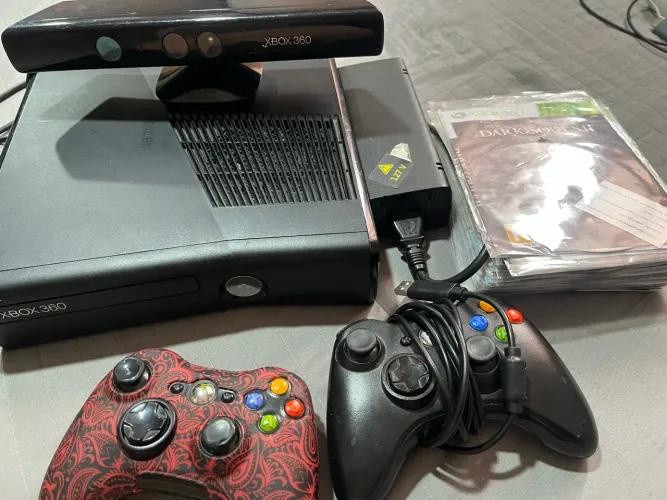 Xbox 360 Slim 3.0 Desbloqueado + Kinect + 2 Controles