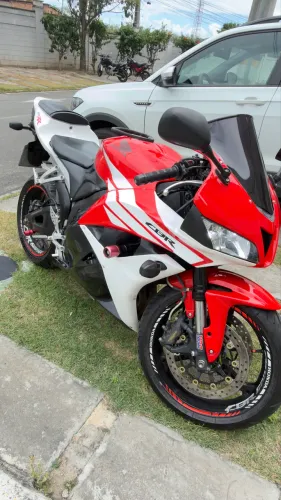 CBR600rr vermelha e branca