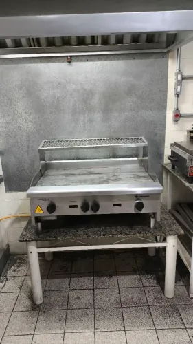 MESA BAIXA COM TAMPO DE MÁRMORE GRANITO PARA CHAPA HAMBURGUERIA