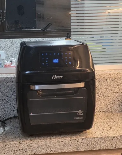 Air Fryer Oven Oster 12L 3 em 1 Branca com Rotisserie + Painel Digital