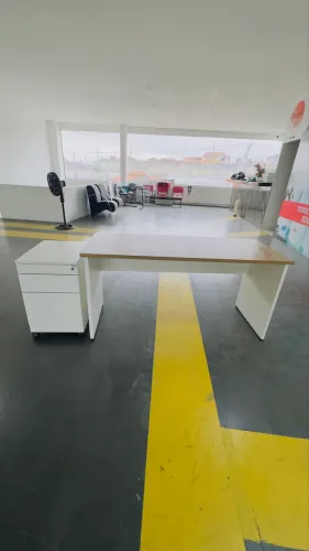Mesa de escritório com gaveteiro móvel totalmente em MDF