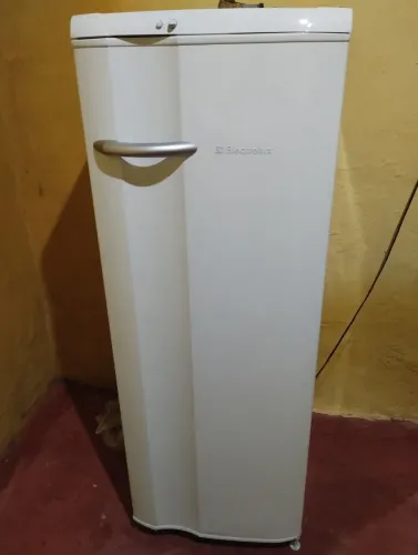 Vendo geladeira Eletrolux semi novo já foi pintada