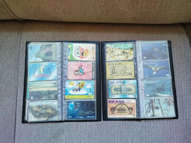 Vários cartões telefônicos antigos