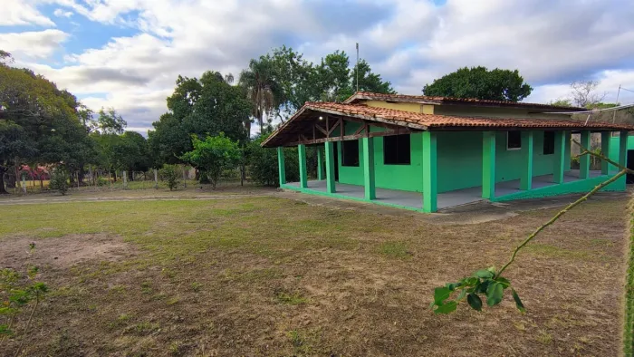 Chácara com 8925,30m² de Terreno, Casa de 204m², Barracão e Poço Caipira