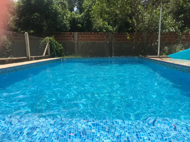 Está à venda uma chácara no Condomínio Quinta do Tamboril.