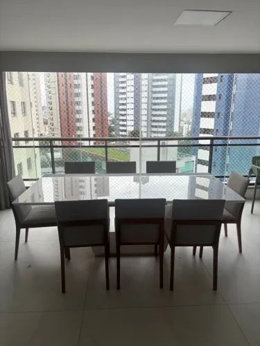 Mesa laqueada com tampo de vidro de 8 lugares impecável!!