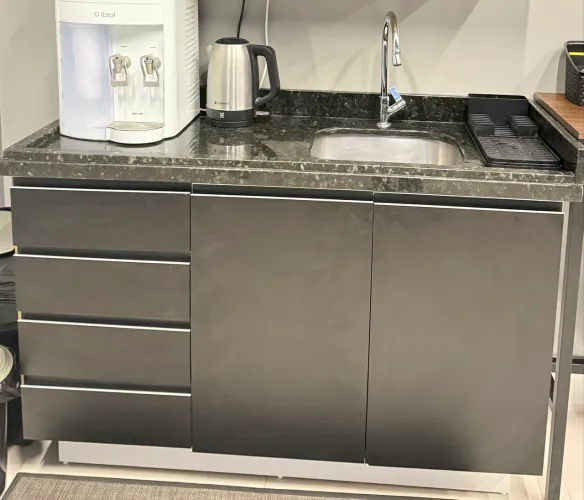 Armário de cozinha em MDF com pia de mármore