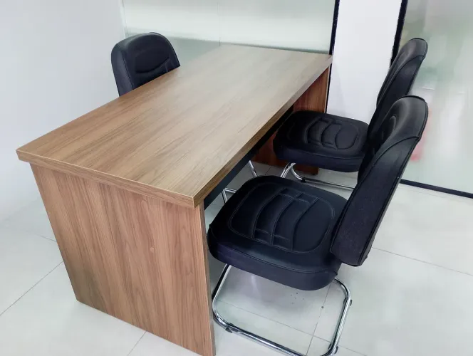 Mesa de Atendimento com 3 Cadeiras Executivas