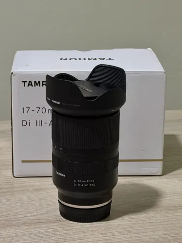 Lente Tamron 17-70mm f/2.8 Di III-A VC RXD para Sony E - Impecável / Estado de Zero