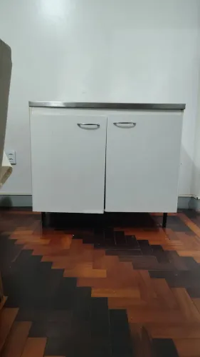 Balcão pia de cozinha com pia em inox.