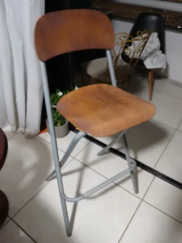 Duas cadeiras altas para bancada