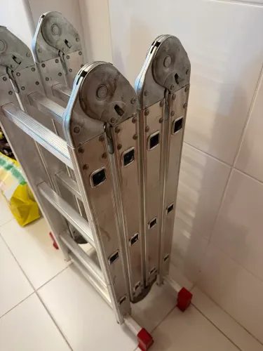 Escada Articulada Multifuncional em Alumínio 12 Degraus