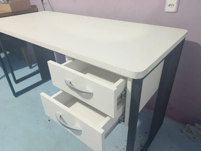 Mesa linha industrial na cor branca fosco 