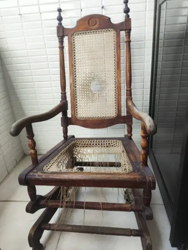 Cadeira antiga de balanço de palhinha, ideal para assistir televisão