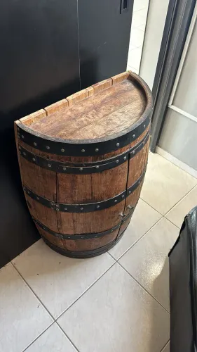 Meio barril com armário interno 