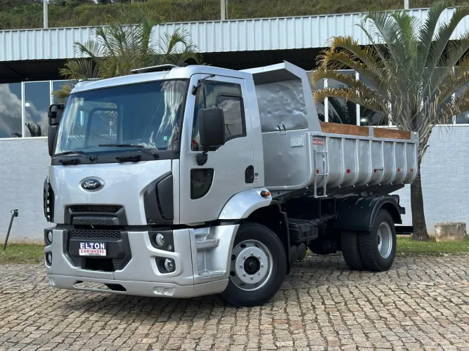 Caminhão caçamba Ford 1319 a toda prova
