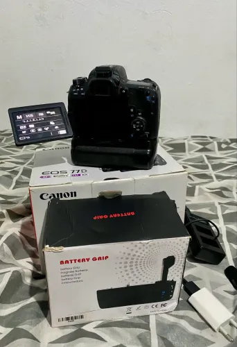 Câmera 77d Canon e Grip para 2 baterias