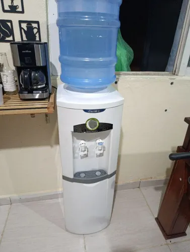 Vendo um bebedouro Esmaltec seme novo com galão cheio