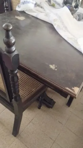 Mesa e armário de madeira 